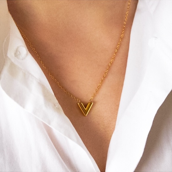 ⚜️[𝟯/$𝟮𝟴]⚜️NEW V Shape Charm Stainless Steel Necklace - Picture 3 of 9